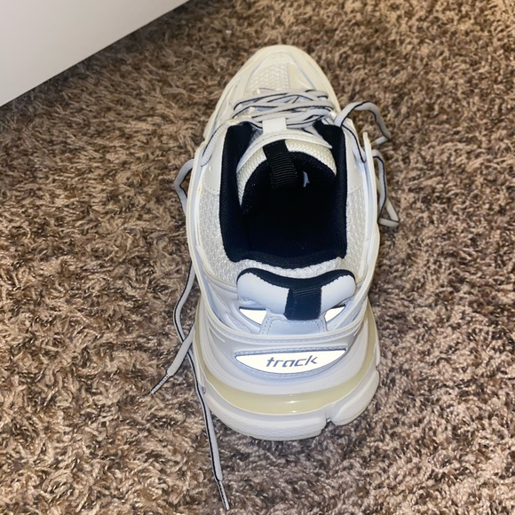 Sneaker
• Mesh and nylon
• Track embossed at the back of the heel - Picture 3 of 3